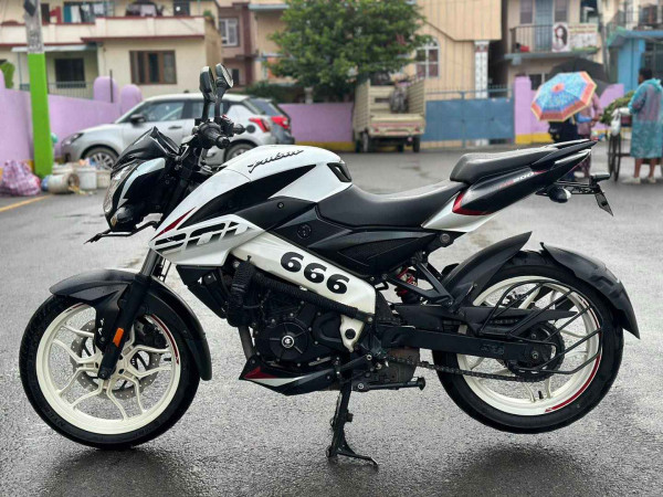 Bajaj ns 200 abs single handed Bajaj ns 200 abs single handed
